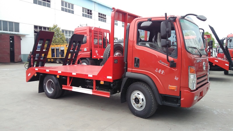 大運(yùn)奧普力國(guó)五藍(lán)牌平板運(yùn)輸車SCS5040TPBCGC型平板挖掘機(jī)運(yùn)輸車